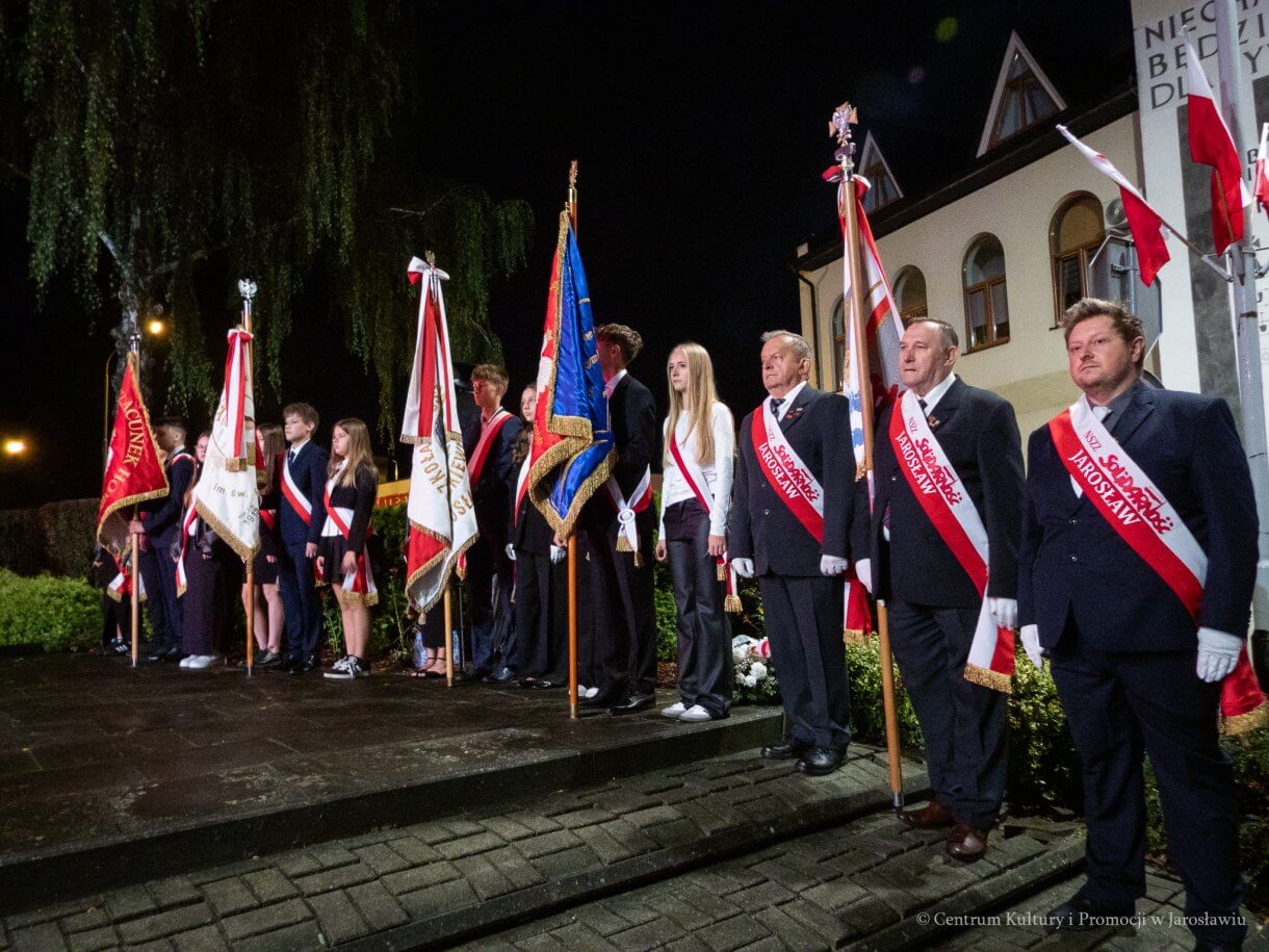 1 września, o godzinie 4.45, pod Pomnikiem Walk i Męczeństwa w Jarosławiu odbyły się uroczystości upamiętniające 87. rocznicę wybuchu II wojny światowej. W symbolicznej godzinie rozpoczęcia niemieckiej agresji na Polskę mieszkańcy oraz przedstawiciele władz, instytucji, organizacji i służb oddali hołd ofiarom największego konfliktu zbrojnego XX wieku.