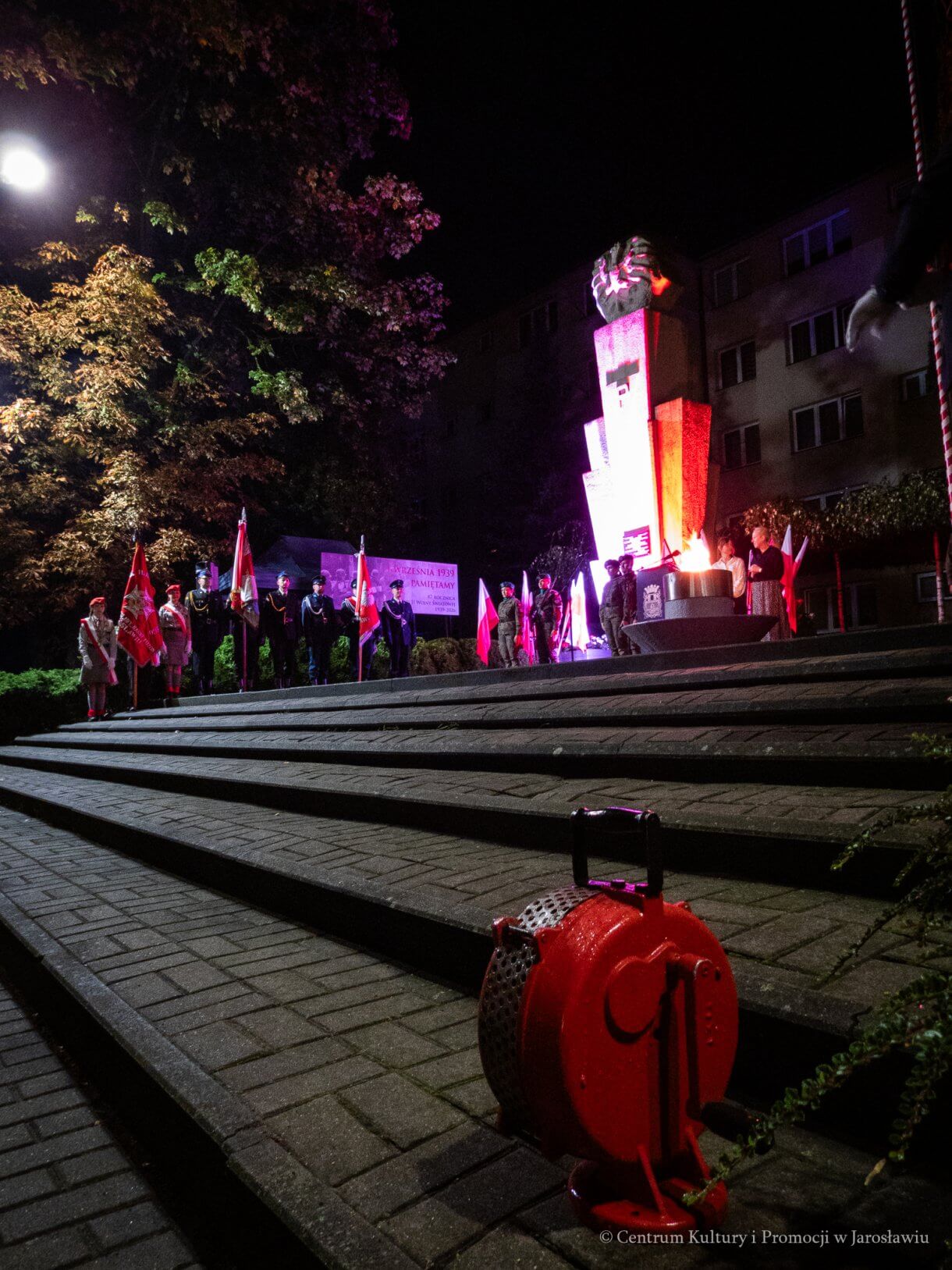1 września, o godzinie 4.45, pod Pomnikiem Walk i Męczeństwa w Jarosławiu odbyły się uroczystości upamiętniające 87. rocznicę wybuchu II wojny światowej. W symbolicznej godzinie rozpoczęcia niemieckiej agresji na Polskę mieszkańcy oraz przedstawiciele władz, instytucji, organizacji i służb oddali hołd ofiarom największego konfliktu zbrojnego XX wieku.