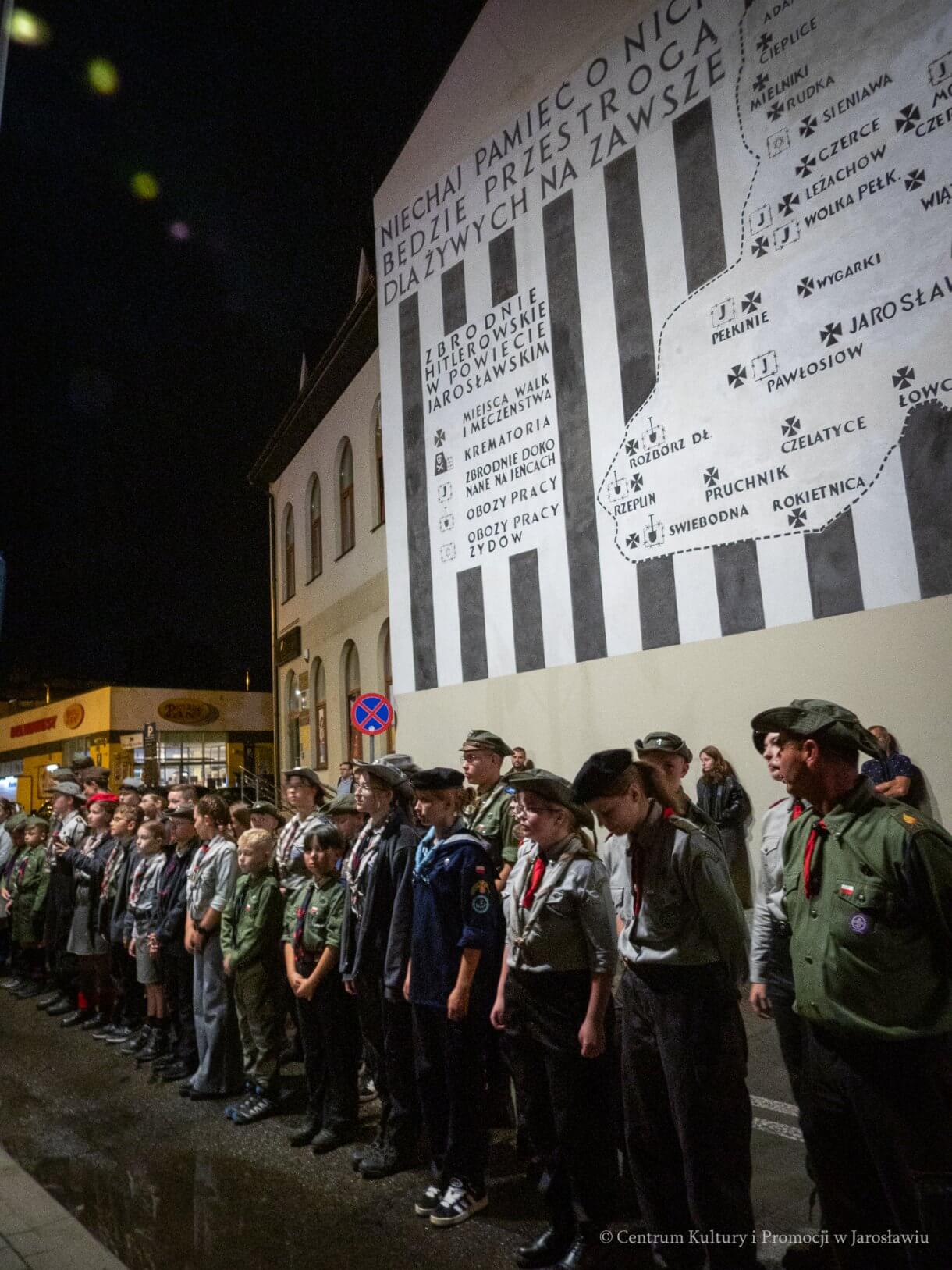 1 września, o godzinie 4.45, pod Pomnikiem Walk i Męczeństwa w Jarosławiu odbyły się uroczystości upamiętniające 87. rocznicę wybuchu II wojny światowej. W symbolicznej godzinie rozpoczęcia niemieckiej agresji na Polskę mieszkańcy oraz przedstawiciele władz, instytucji, organizacji i służb oddali hołd ofiarom największego konfliktu zbrojnego XX wieku.