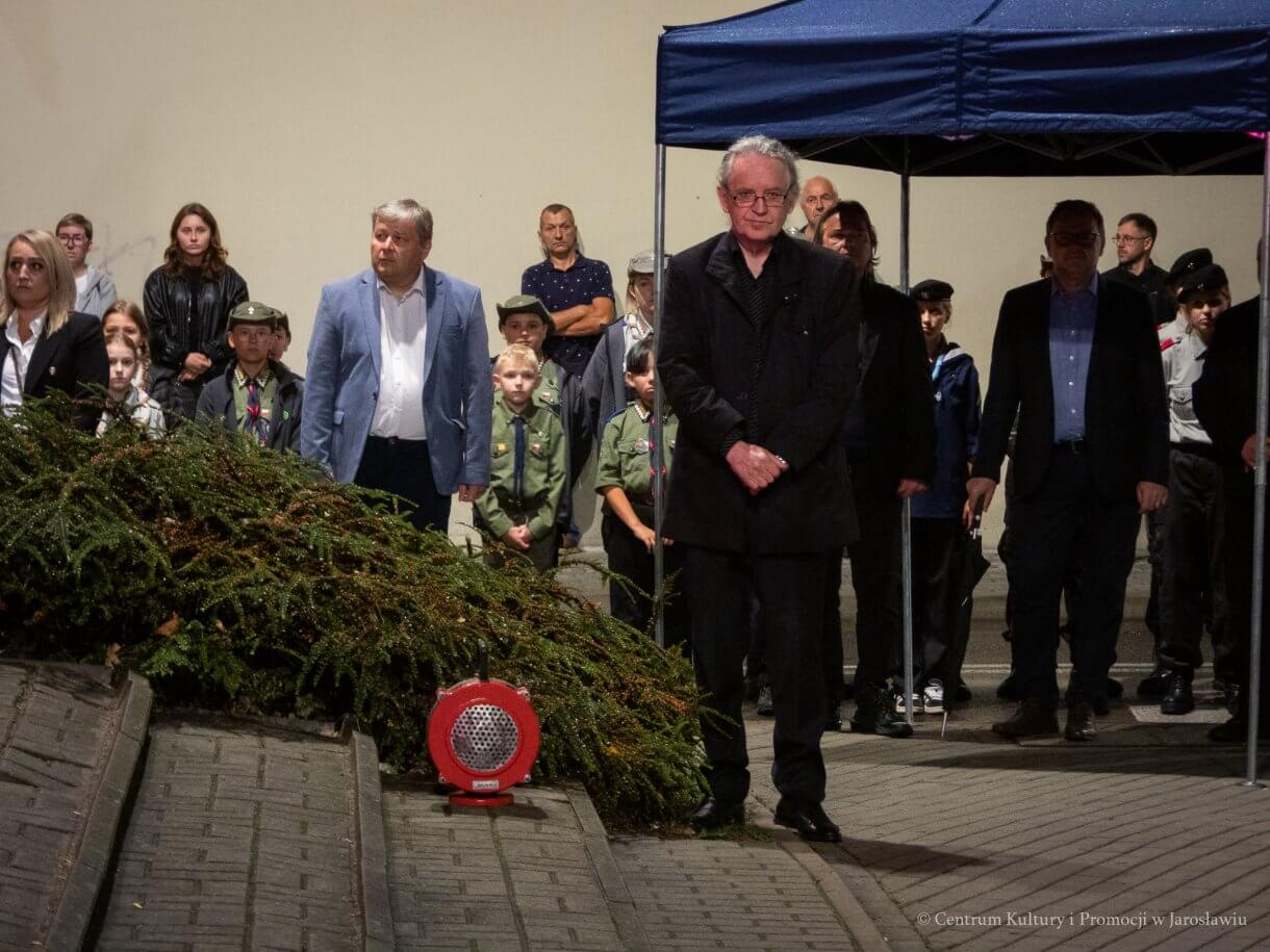 1 września, o godzinie 4.45, pod Pomnikiem Walk i Męczeństwa w Jarosławiu odbyły się uroczystości upamiętniające 87. rocznicę wybuchu II wojny światowej. W symbolicznej godzinie rozpoczęcia niemieckiej agresji na Polskę mieszkańcy oraz przedstawiciele władz, instytucji, organizacji i służb oddali hołd ofiarom największego konfliktu zbrojnego XX wieku.