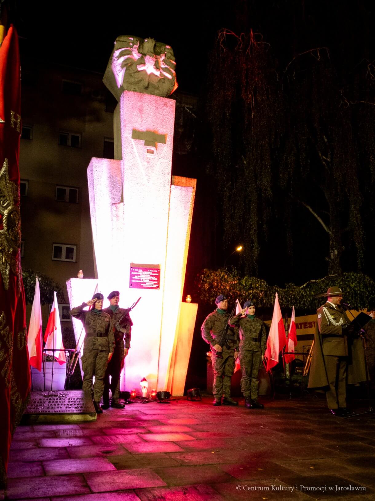 1 września, o godzinie 4.45, pod Pomnikiem Walk i Męczeństwa w Jarosławiu odbyły się uroczystości upamiętniające 87. rocznicę wybuchu II wojny światowej. W symbolicznej godzinie rozpoczęcia niemieckiej agresji na Polskę mieszkańcy oraz przedstawiciele władz, instytucji, organizacji i służb oddali hołd ofiarom największego konfliktu zbrojnego XX wieku. - apel pamięci, widok na pomnik, obok żołnierze 14 dywizjonu artylerii samobieżnej