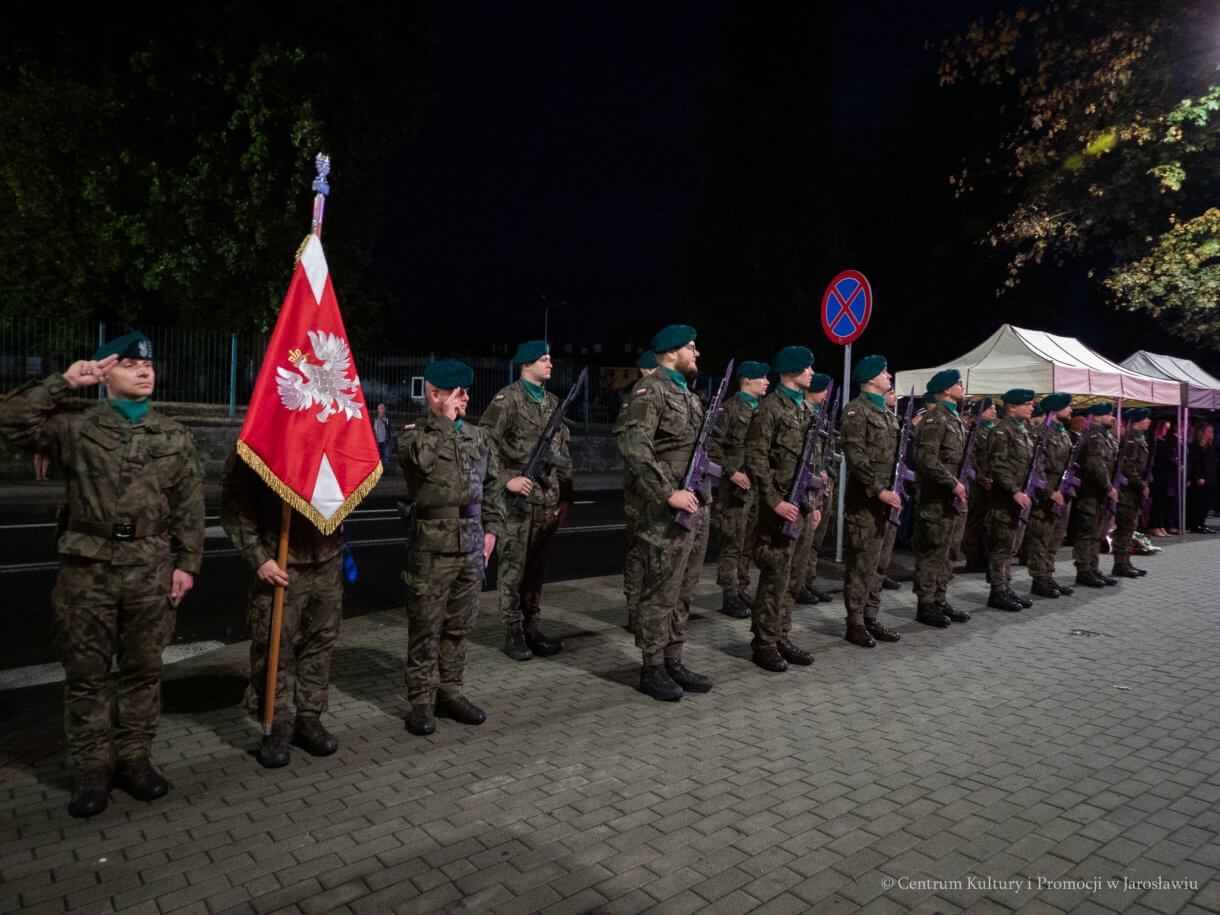 1 września, o godzinie 4.45, pod Pomnikiem Walk i Męczeństwa w Jarosławiu odbyły się uroczystości upamiętniające 87. rocznicę wybuchu II wojny światowej. W symbolicznej godzinie rozpoczęcia niemieckiej agresji na Polskę mieszkańcy oraz przedstawiciele władz, instytucji, organizacji i służb oddali hołd ofiarom największego konfliktu zbrojnego XX wieku. - wojskowa asysta honorowa 14 dywizjonu artylerii samobieżnej