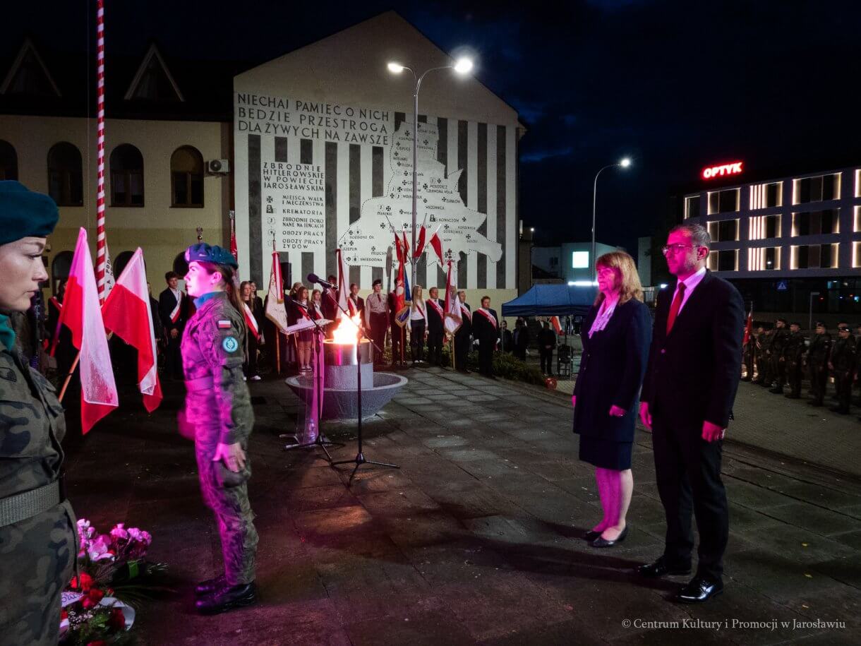 1 września, o godzinie 4.45, pod Pomnikiem Walk i Męczeństwa w Jarosławiu odbyły się uroczystości upamiętniające 87. rocznicę wybuchu II wojny światowej. W symbolicznej godzinie rozpoczęcia niemieckiej agresji na Polskę mieszkańcy oraz przedstawiciele władz, instytucji, organizacji i służb oddali hołd ofiarom największego konfliktu zbrojnego XX wieku. - złożenie kwiatów przed pomnikiem