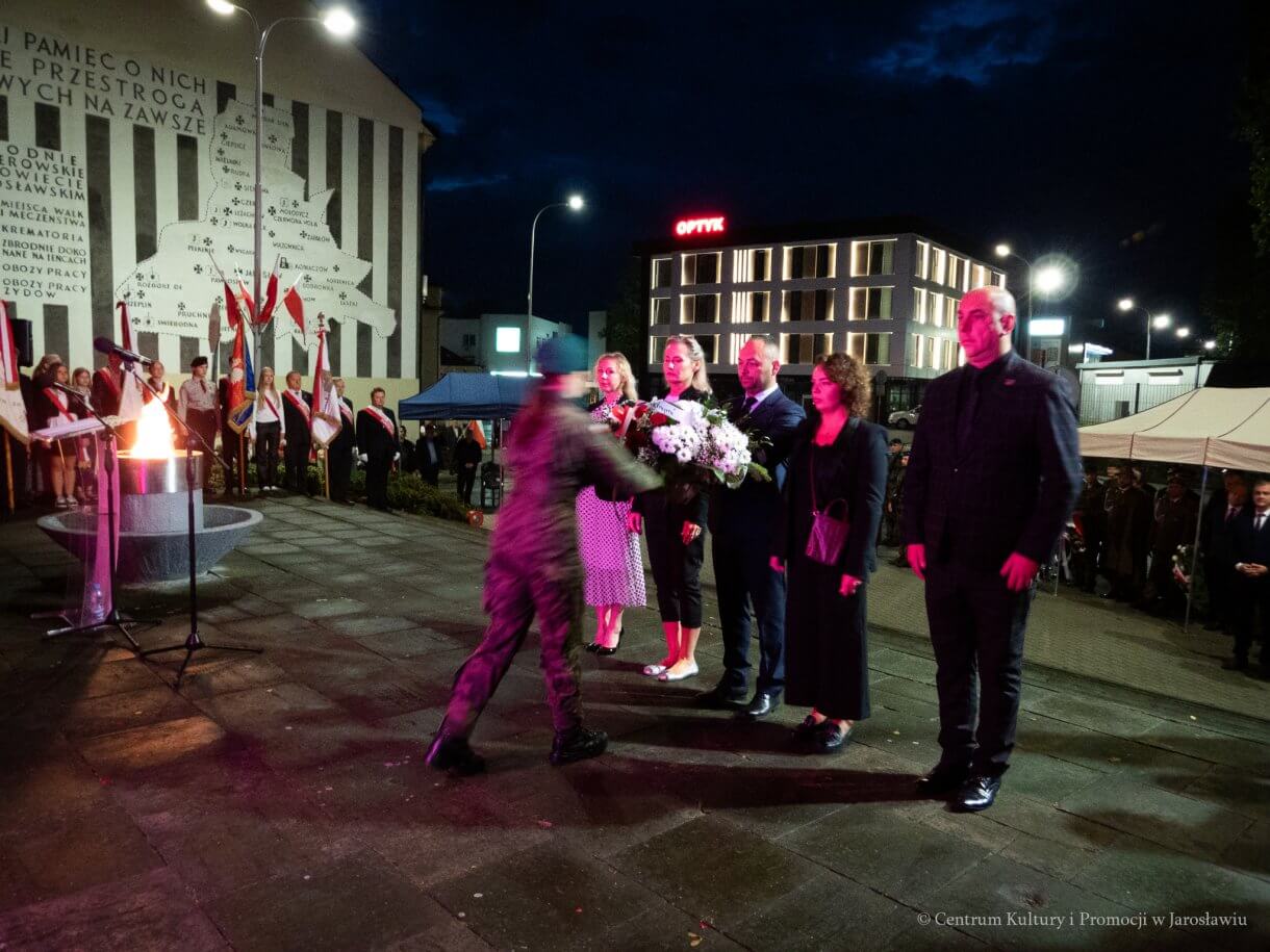 1 września, o godzinie 4.45, pod Pomnikiem Walk i Męczeństwa w Jarosławiu odbyły się uroczystości upamiętniające 87. rocznicę wybuchu II wojny światowej. W symbolicznej godzinie rozpoczęcia niemieckiej agresji na Polskę mieszkańcy oraz przedstawiciele władz, instytucji, organizacji i służb oddali hołd ofiarom największego konfliktu zbrojnego XX wieku. - złożenie kwiatów przed pomnikiem