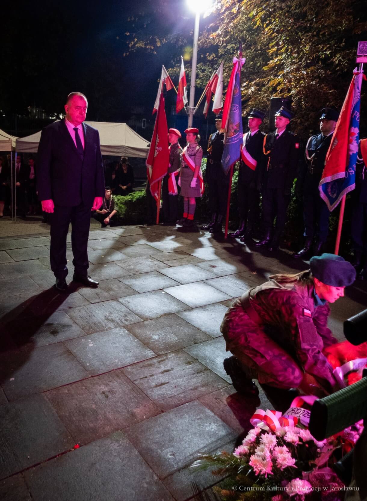 1 września, o godzinie 4.45, pod Pomnikiem Walk i Męczeństwa w Jarosławiu odbyły się uroczystości upamiętniające 87. rocznicę wybuchu II wojny światowej. W symbolicznej godzinie rozpoczęcia niemieckiej agresji na Polskę mieszkańcy oraz przedstawiciele władz, instytucji, organizacji i służb oddali hołd ofiarom największego konfliktu zbrojnego XX wieku. - złożenie kwiatów przed pomnikiem