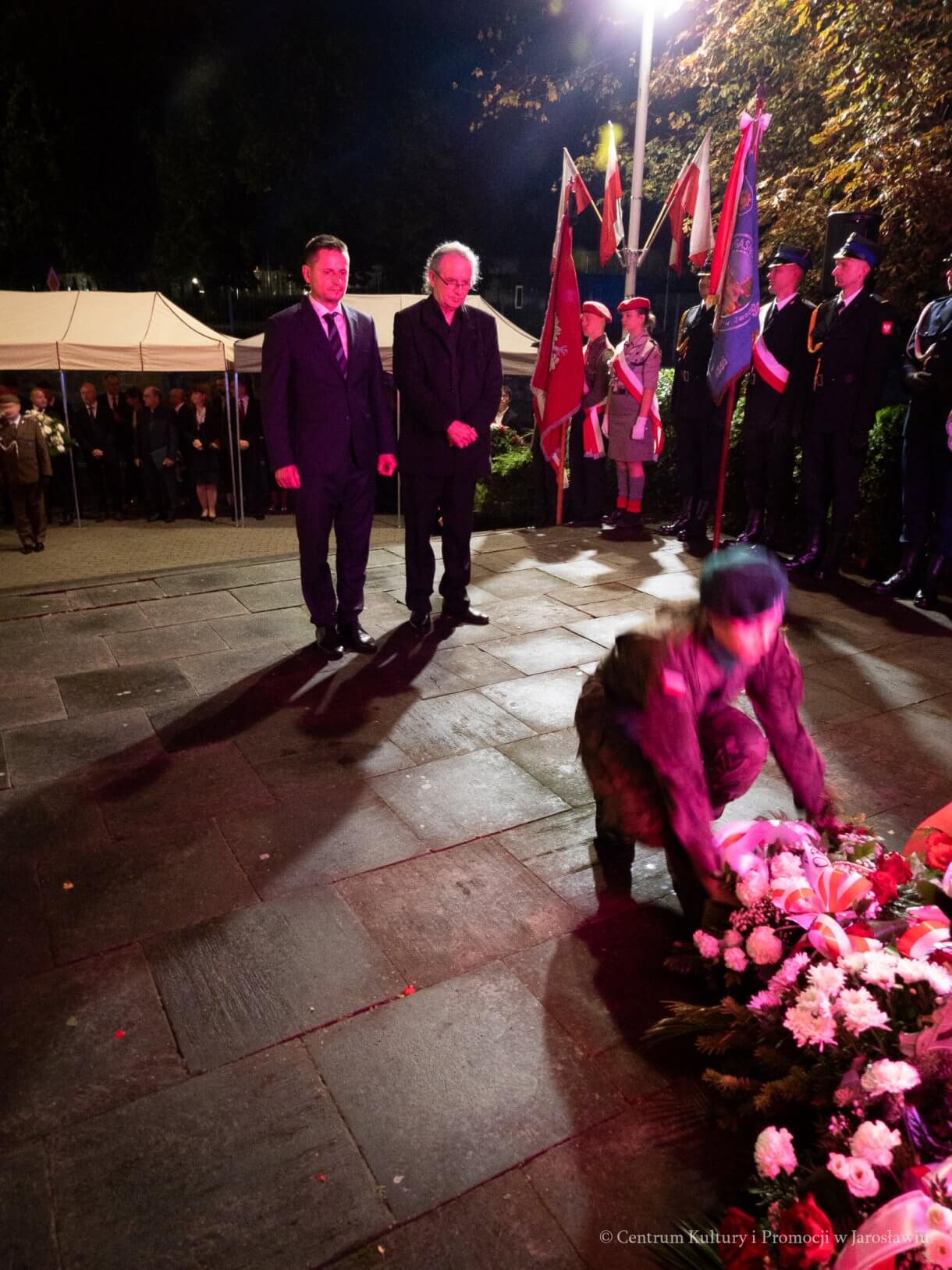 1 września, o godzinie 4.45, pod Pomnikiem Walk i Męczeństwa w Jarosławiu odbyły się uroczystości upamiętniające 87. rocznicę wybuchu II wojny światowej. W symbolicznej godzinie rozpoczęcia niemieckiej agresji na Polskę mieszkańcy oraz przedstawiciele władz, instytucji, organizacji i służb oddali hołd ofiarom największego konfliktu zbrojnego XX wieku. - złożenie kwiatów przed pomnikiem
