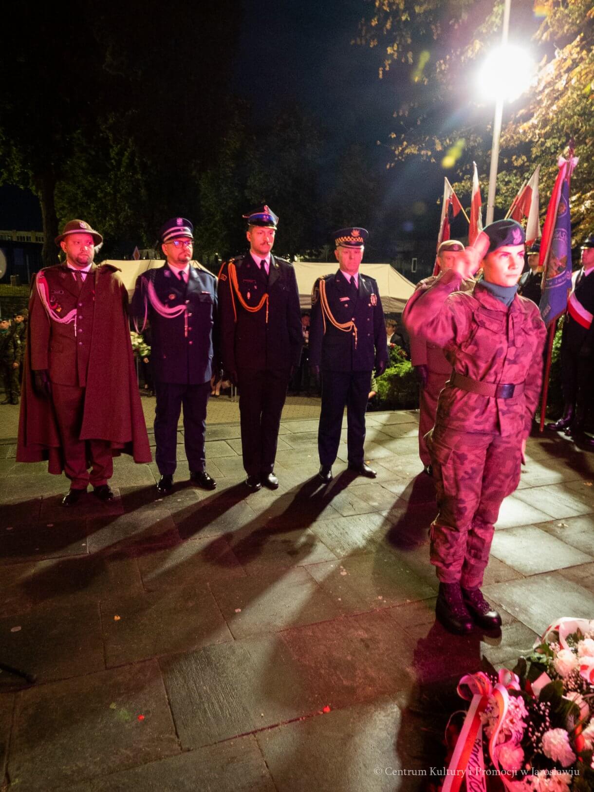 1 września, o godzinie 4.45, pod Pomnikiem Walk i Męczeństwa w Jarosławiu odbyły się uroczystości upamiętniające 87. rocznicę wybuchu II wojny światowej. W symbolicznej godzinie rozpoczęcia niemieckiej agresji na Polskę mieszkańcy oraz przedstawiciele władz, instytucji, organizacji i służb oddali hołd ofiarom największego konfliktu zbrojnego XX wieku. - złożenie kwiatów przed pomnikiem