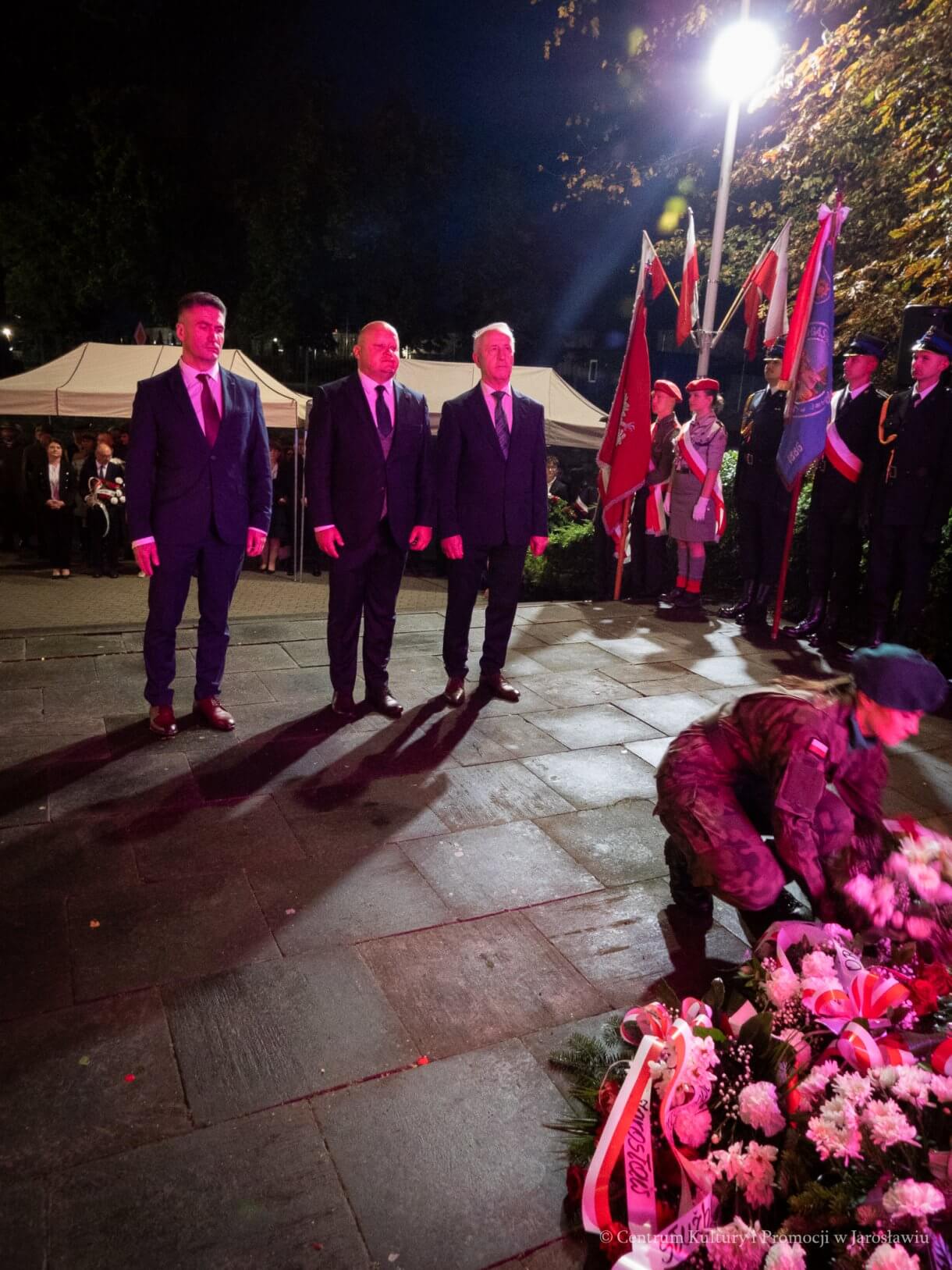 1 września, o godzinie 4.45, pod Pomnikiem Walk i Męczeństwa w Jarosławiu odbyły się uroczystości upamiętniające 87. rocznicę wybuchu II wojny światowej. W symbolicznej godzinie rozpoczęcia niemieckiej agresji na Polskę mieszkańcy oraz przedstawiciele władz, instytucji, organizacji i służb oddali hołd ofiarom największego konfliktu zbrojnego XX wieku. - złożenie kwiatów przed pomnikiem