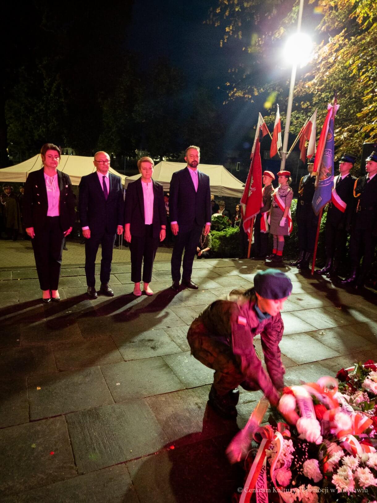 1 września, o godzinie 4.45, pod Pomnikiem Walk i Męczeństwa w Jarosławiu odbyły się uroczystości upamiętniające 87. rocznicę wybuchu II wojny światowej. W symbolicznej godzinie rozpoczęcia niemieckiej agresji na Polskę mieszkańcy oraz przedstawiciele władz, instytucji, organizacji i służb oddali hołd ofiarom największego konfliktu zbrojnego XX wieku. - złożenie kwiatów przed pomnikiem