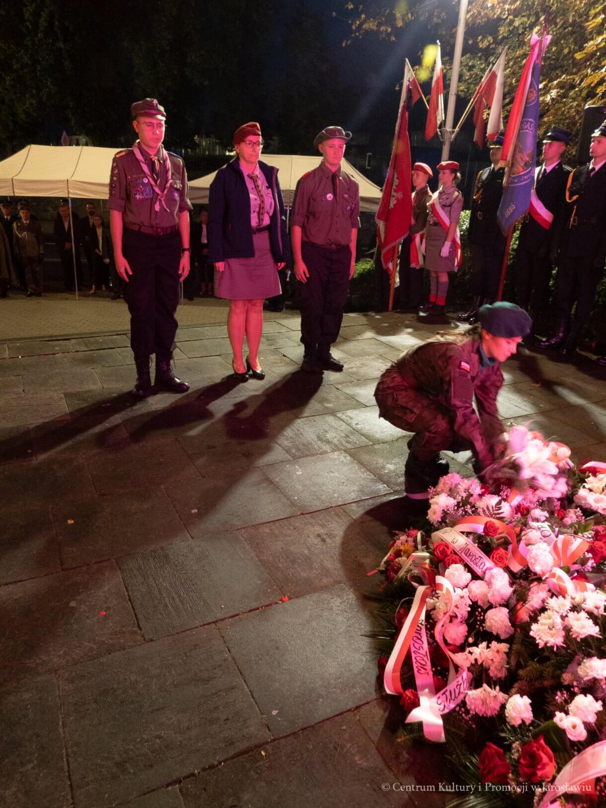 1 września, o godzinie 4.1 września, o godzinie 4.45, pod Pomnikiem Walk i Męczeństwa w Jarosławiu odbyły się uroczystości upamiętniające 87. rocznicę wybuchu II wojny światowej. W symbolicznej godzinie rozpoczęcia niemieckiej agresji na Polskę mieszkańcy oraz przedstawiciele władz, instytucji, organizacji i służb oddali hołd ofiarom największego konfliktu zbrojnego XX wieku. - złożenie kwiatów przed pomnikiem 45, pod Pomnikiem Walk i Męczeństwa w Jarosławiu odbyły się uroczystości upamiętniające 87. rocznicę wybuchu II wojny światowej. W symbolicznej godzinie rozpoczęcia niemieckiej agresji na Polskę mieszkańcy oraz przedstawiciele władz, instytucji, organizacji i służb oddali hołd ofiarom największego konfliktu zbrojnego XX wieku.