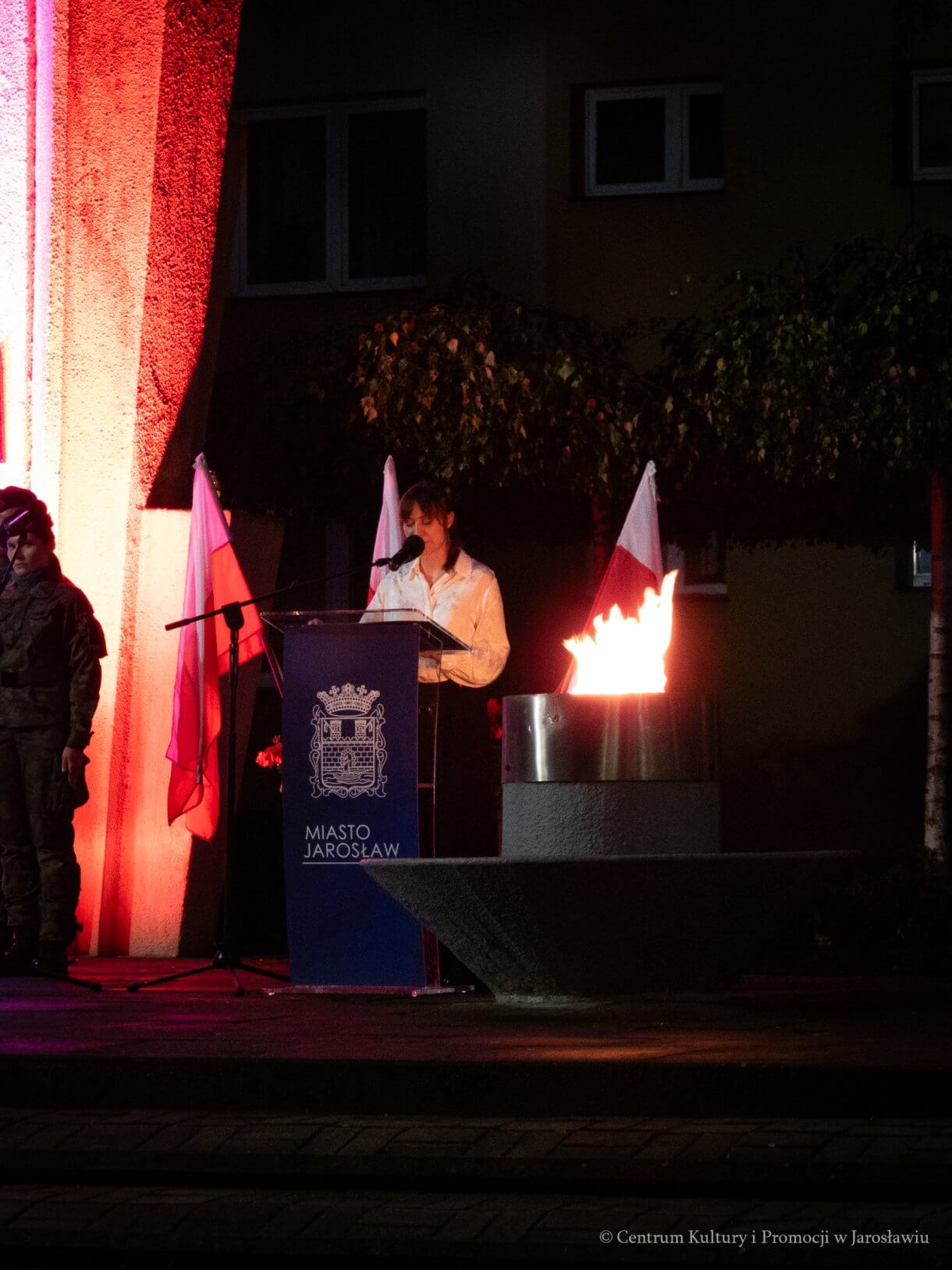 1 września, o godzinie 4.45, pod Pomnikiem Walk i Męczeństwa w Jarosławiu odbyły się uroczystości upamiętniające 87. rocznicę wybuchu II wojny światowej. W symbolicznej godzinie rozpoczęcia niemieckiej agresji na Polskę mieszkańcy oraz przedstawiciele władz, instytucji, organizacji i służb oddali hołd ofiarom największego konfliktu zbrojnego XX wieku. - prowadząca uroczystość