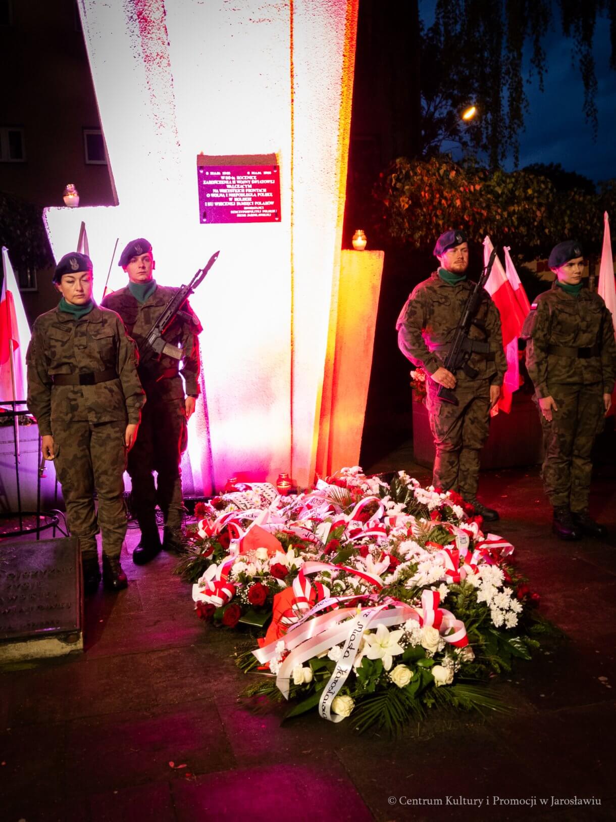 1 września, o godzinie 4.45, pod Pomnikiem Walk i Męczeństwa w Jarosławiu odbyły się uroczystości upamiętniające 87. rocznicę wybuchu II wojny światowej. W symbolicznej godzinie rozpoczęcia niemieckiej agresji na Polskę mieszkańcy oraz przedstawiciele władz, instytucji, organizacji i służb oddali hołd ofiarom największego konfliktu zbrojnego XX wieku. - kwiaty przed pomnikiem, obok warta żołnierzy 14 Dywizjonu Artylerii Samobieżnej