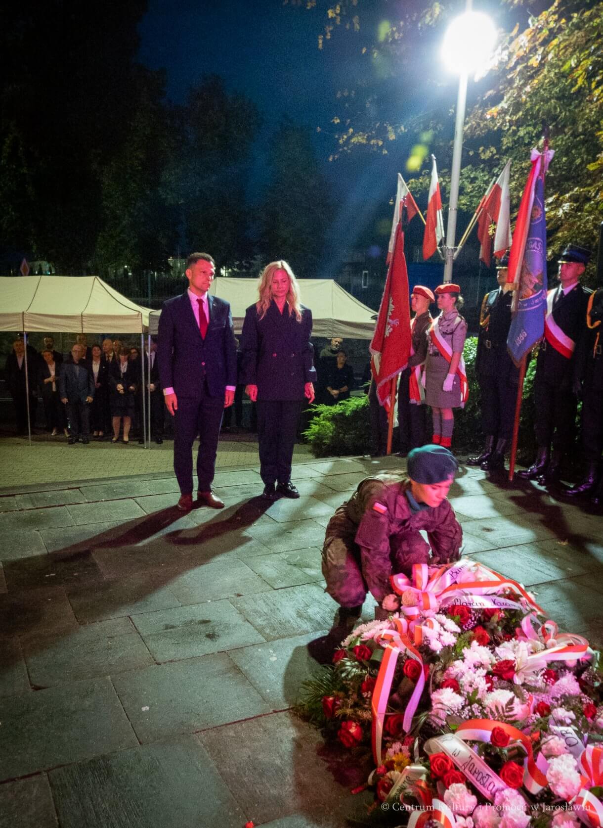1 września, o godzinie 4.45, pod Pomnikiem Walk i Męczeństwa w Jarosławiu odbyły się uroczystości upamiętniające 87. rocznicę wybuchu II wojny światowej. W symbolicznej godzinie rozpoczęcia niemieckiej agresji na Polskę mieszkańcy oraz przedstawiciele władz, instytucji, organizacji i służb oddali hołd ofiarom największego konfliktu zbrojnego XX wieku. - złożenie kwiatów przed pomnikiem
