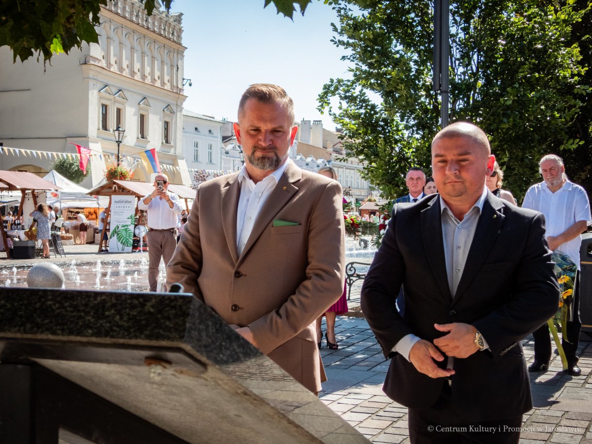 89. rocznica Wielkiego Strajku Chłopskiego w Jarosławiu - kwiaty składają przedstawiciele PSL
