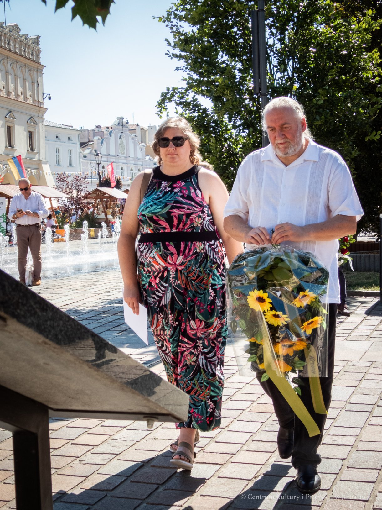 89. rocznica Wielkiego Strajku Chłopskiego w Jarosławiu - kwiaty składa inicjator powstania pamiątkowej tablicy Mirosław Krupa z córką