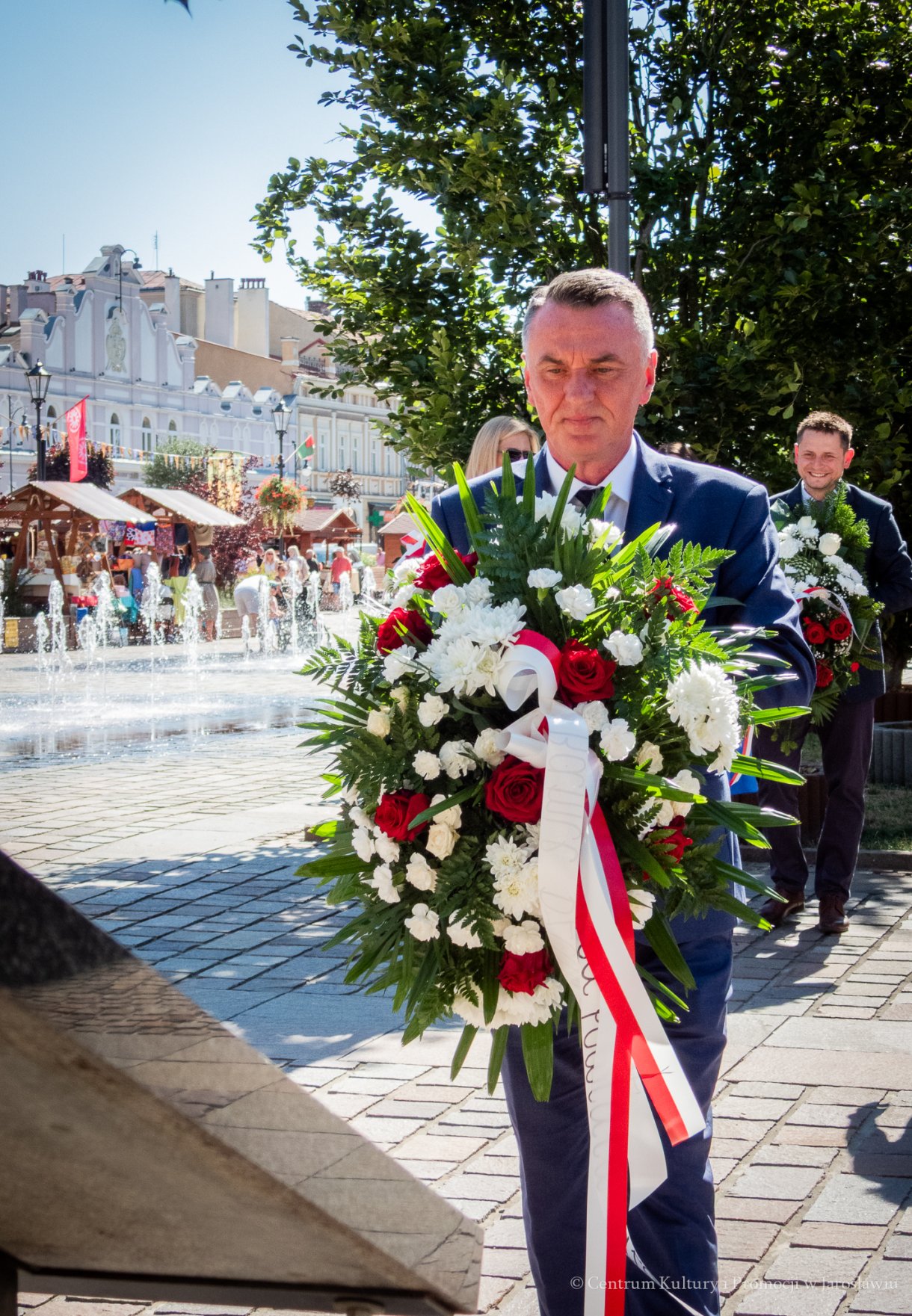 89. rocznica Wielkiego Strajku Chłopskiego w Jarosławiu - kwiaty składa przedstawiciel Powiatu Jarosławskiego