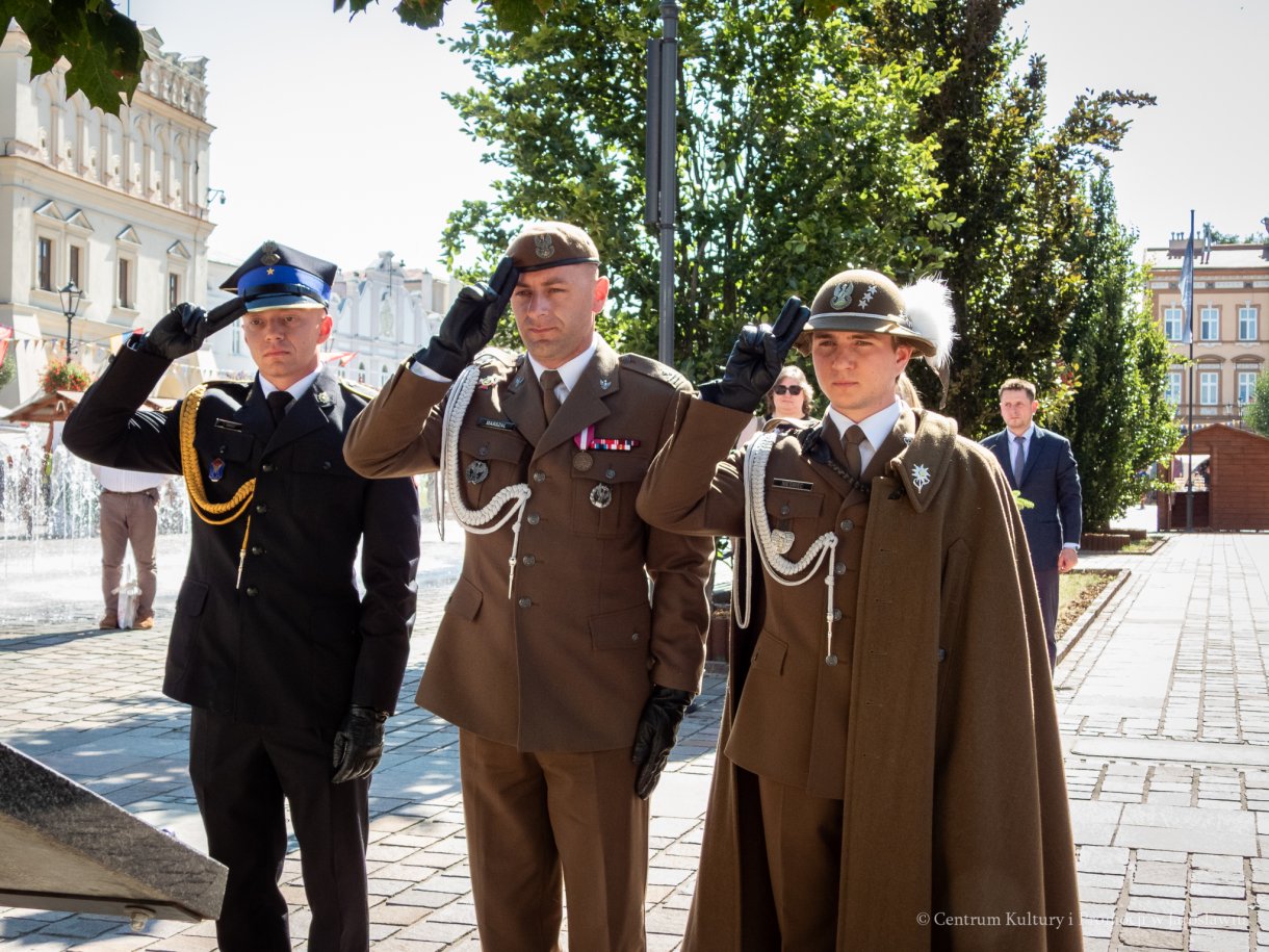 89. rocznica Wielkiego Strajku Chłopskiego w Jarosławiu - kwiaty składa zastępca delegacja garnizonu Jarosław