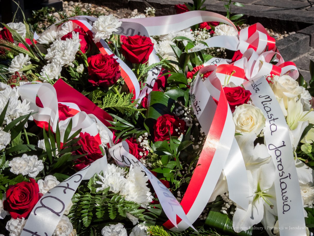 89. rocznica Wielkiego Strajku Chłopskiego w Jarosławiu - pamiątkowe wiązanki kwiatów pod tablicą pamiątkową