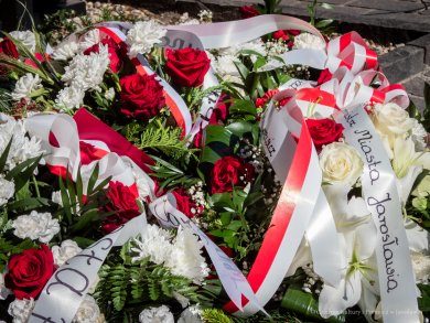 89. rocznica Wielkiego Strajku Chłopskiego w Jarosławiu - pamiątkowe wiązanki kwiatów pod tablicą pamiątkową
