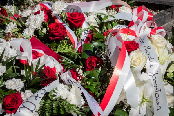 89. rocznica Wielkiego Strajku Chłopskiego w Jarosławiu - pamiątkowe wiązanki kwiatów pod tablicą pamiątkową