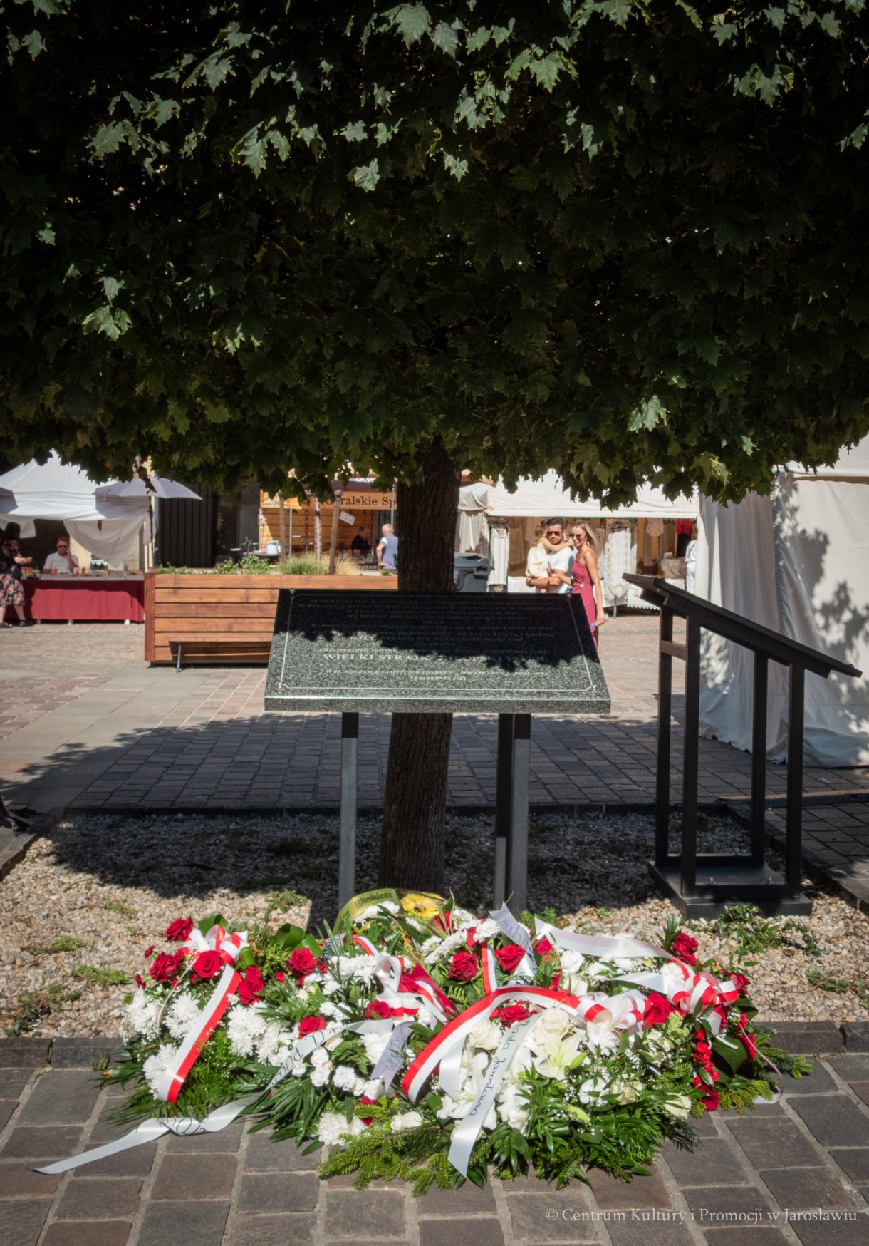 89. rocznica Wielkiego Strajku Chłopskiego w Jarosławiu - pamiątkowe wiązanki kwiatów pod tablicą pamiątkową