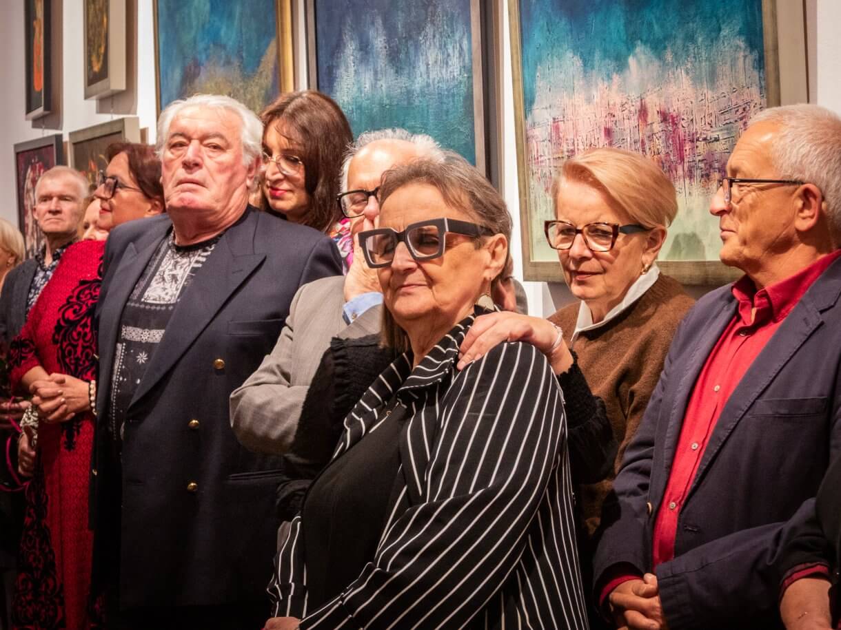 artystk, autorka prac Małgorzata Woźniak z rodziną i znajomymi