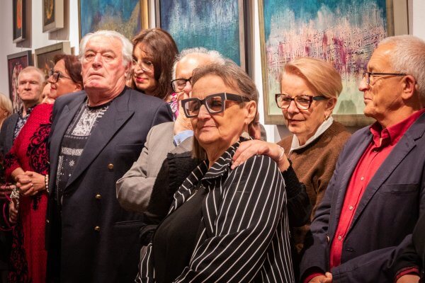 artystk, autorka prac Małgorzata Woźniak z rodziną i znajomymi