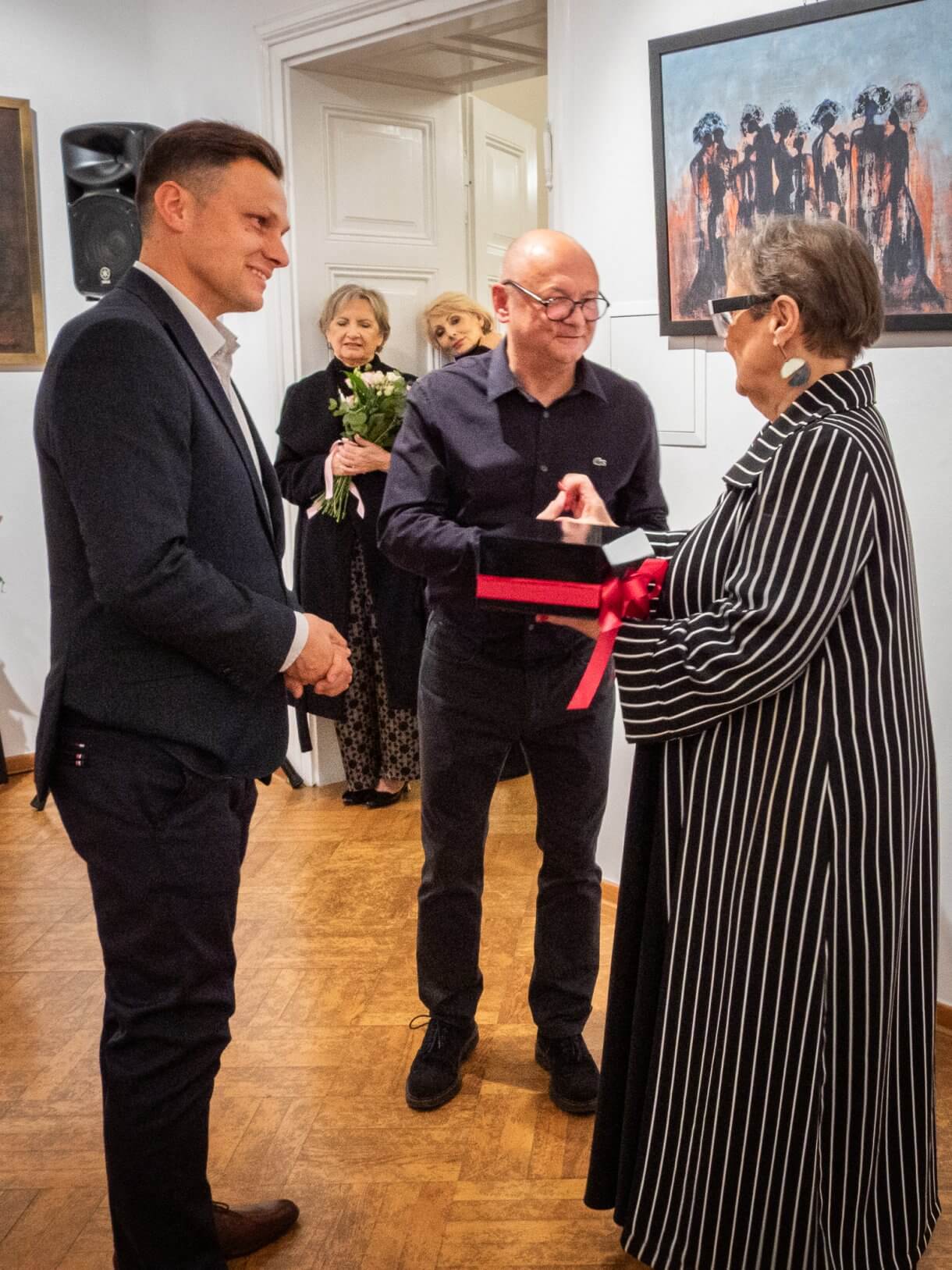 Burmistrz Miasta Jarosławia i Dyrektor Centrum Kultury i Promocji wręczają upominek Artystce podczas wernisażu