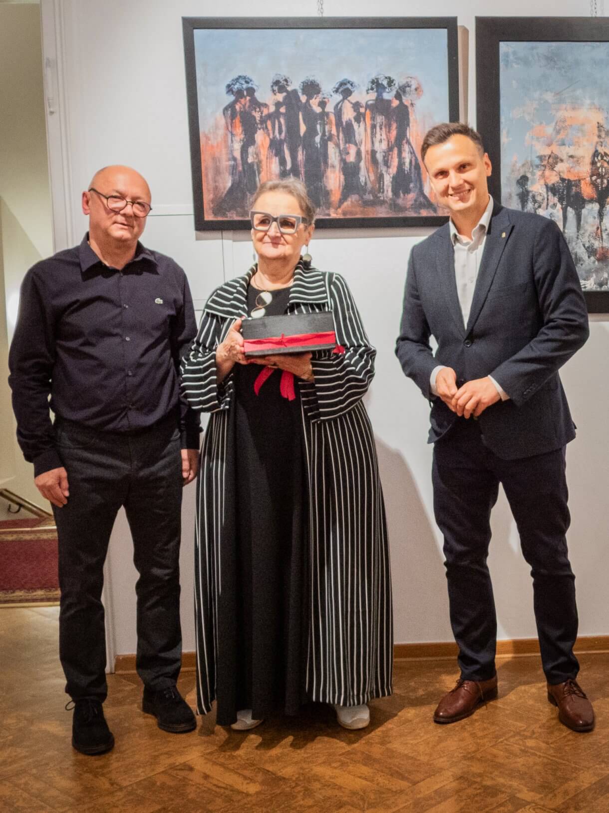 Burmistrz Miasta Jarosławia i Dyrektor Centrum Kultury i Promocji oraz Artystka Małgorzata Woźniak - pamiątkowe zdjęcie