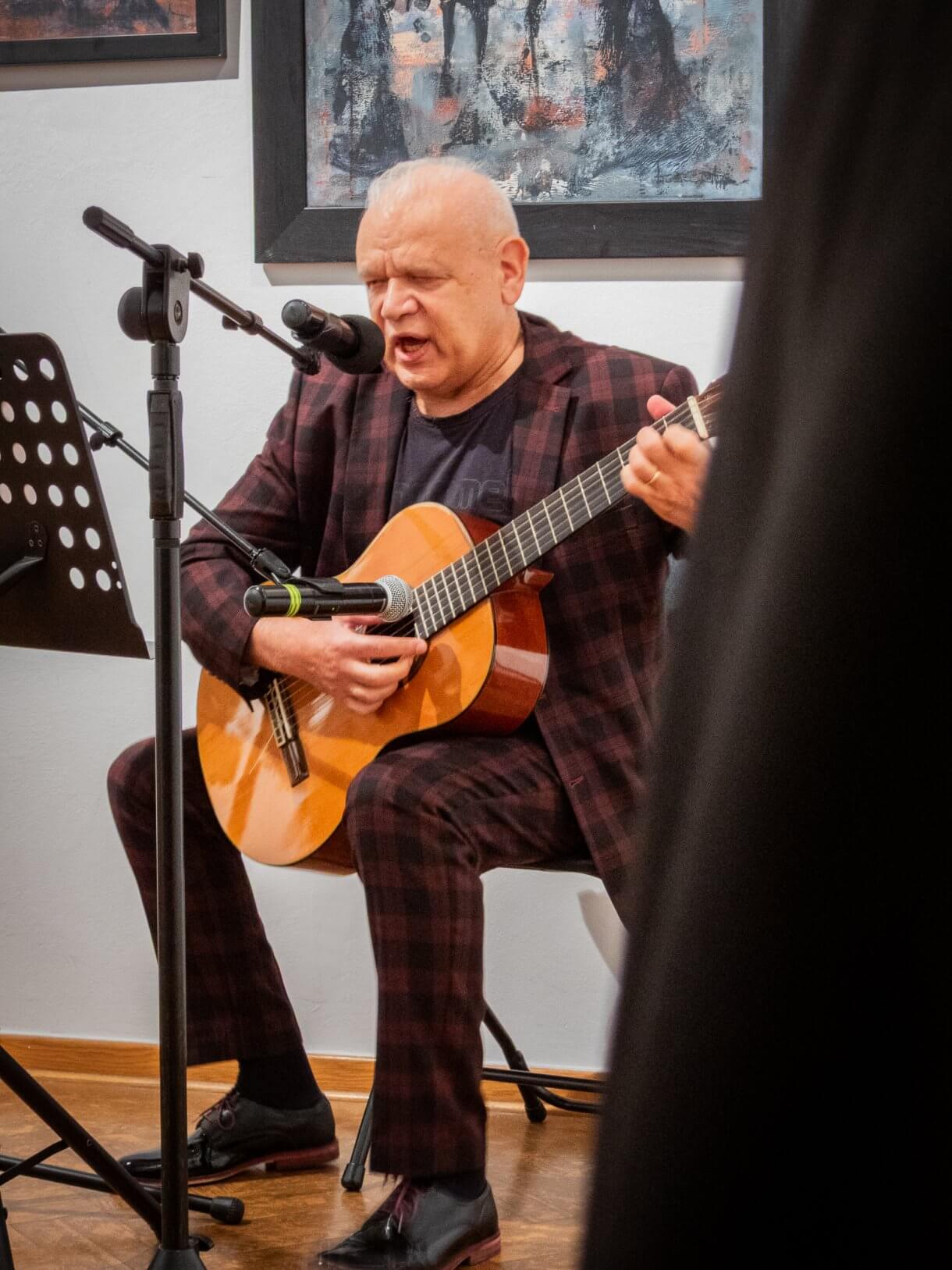 Marek Kępiński z występem artystycznym podczas wernisażu